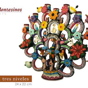 Pu&ograve; includere: Una vivace scultura di arte popolare a tre livelli, dipinta a mano. L'albero presenta disegni intricati con fiori, uccelli e figure. La base misura 24 x 22 cm. La scultura &egrave; adornata con colori vivaci e una lavorazione dettagliata.