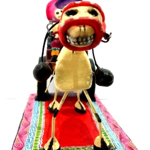 Calandria figurka meksykańskiego powozu, ręcznie robiona calandria, powóz z ludowej sztuki, gliniana calandria, tradycyjny meksykański wóz, rustykalny wystrój powozu
