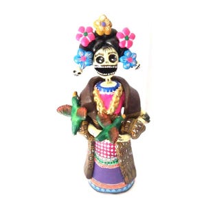 Frida Kahlo con Pericos en Barro Policromado – Figura Artesanal Mexicana Pintada a Mano Decoración Cultural