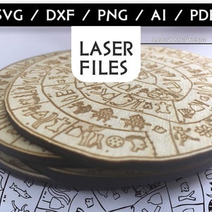 Puede incluir: Tres posavasos de madera con un diseño circular que presenta un patrón repetitivo de símbolos e imágenes. Los posavasos están apilados uno encima del otro. El texto "LASER FILES" es visible en la parte superior de la imagen.