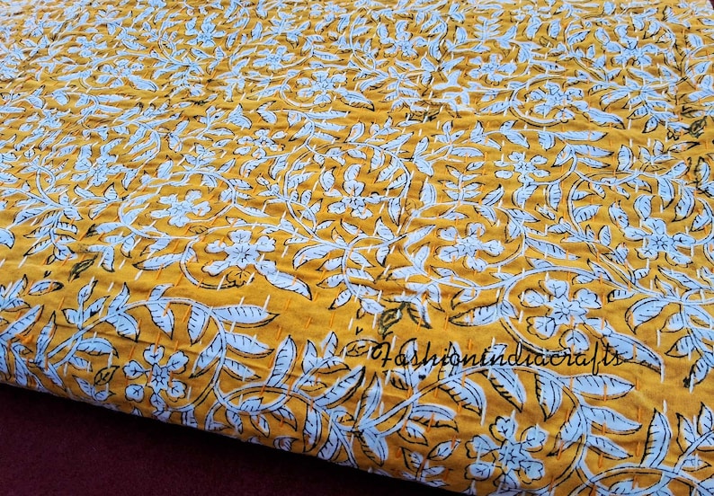Puede incluir: Tela amarilla con un patr&oacute;n floral blanco. La tela tiene una textura acolchada y es perfecta para proyectos de manualidades.
