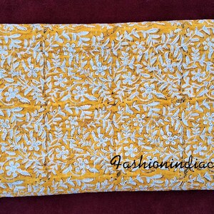 Puede incluir: Una colcha kantha amarilla con un patr&oacute;n floral blanco. La colcha est&aacute; hecha de algod&oacute;n y est&aacute; cosida a mano. La colcha mide aproximadamente 152 cm por 229 cm. La colcha es perfecta para agregar un toque de calidez y estilo a cualquier habitaci&oacute;n.