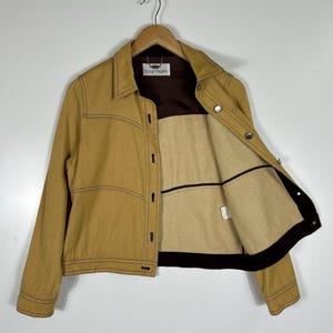 veste vintage en laine et soie Courrèges Paris | Manteau boutonné minimaliste moutarde image 7