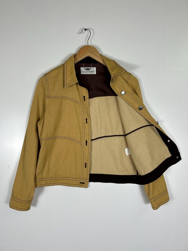 veste vintage en laine et soie Courrèges Paris | Manteau boutonné minimaliste moutarde image 7