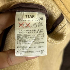 veste vintage en laine et soie Courrèges Paris | Manteau boutonné minimaliste moutarde image 10