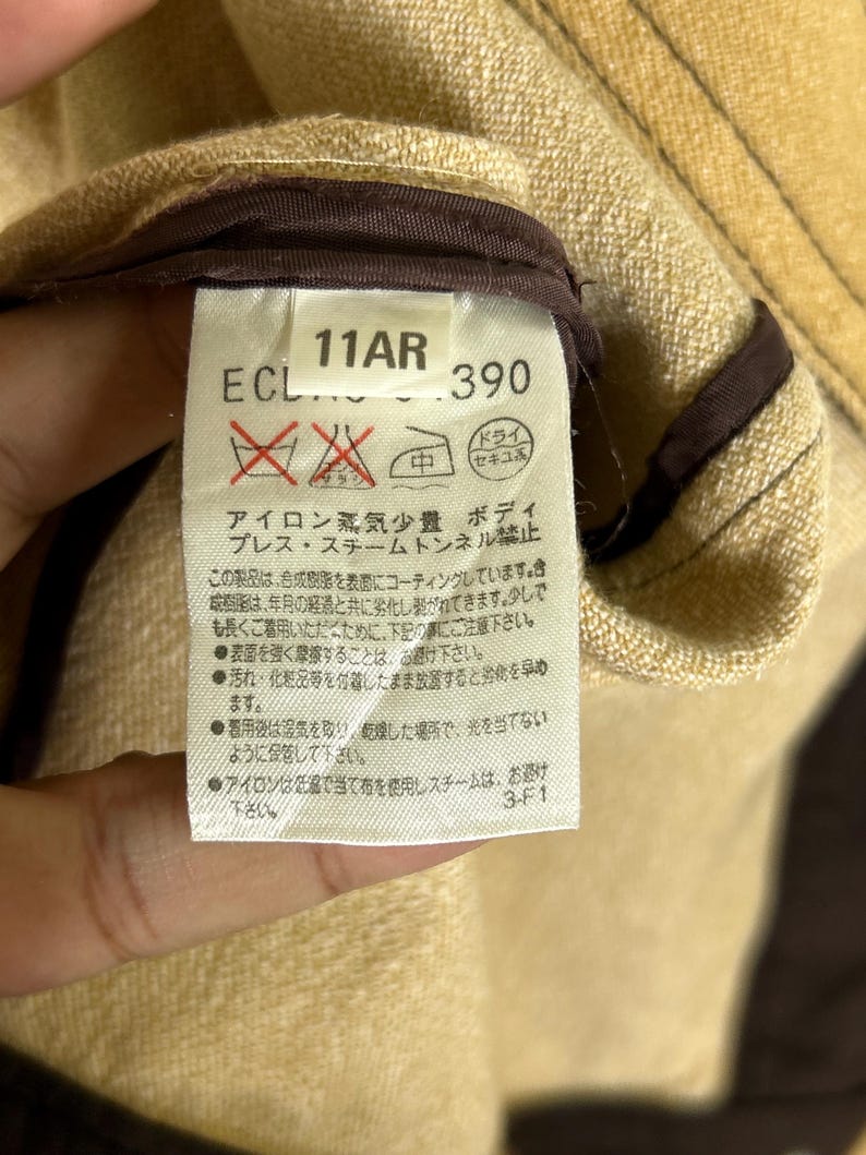 veste vintage en laine et soie Courrèges Paris | Manteau boutonné minimaliste moutarde image 10