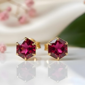 Puede incluir: Un juego de tres tazas de cerámica con un acabado moteado y mate. Las tazas son en tonos crema, gris claro y gris oscuro. Cada taza tiene un diseño simple y minimalista y un asa redondeada.