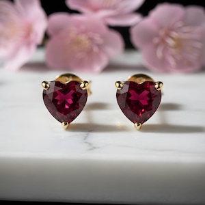 Herz Rubin Ohrstecker 14k Gold, tiefrote Edelstein Ohrstecker für Sie, Juli Birthstone Schmuck, leidenschaftliches Jahrestagsgeschenk, zierliche Liebe Ohrstecker