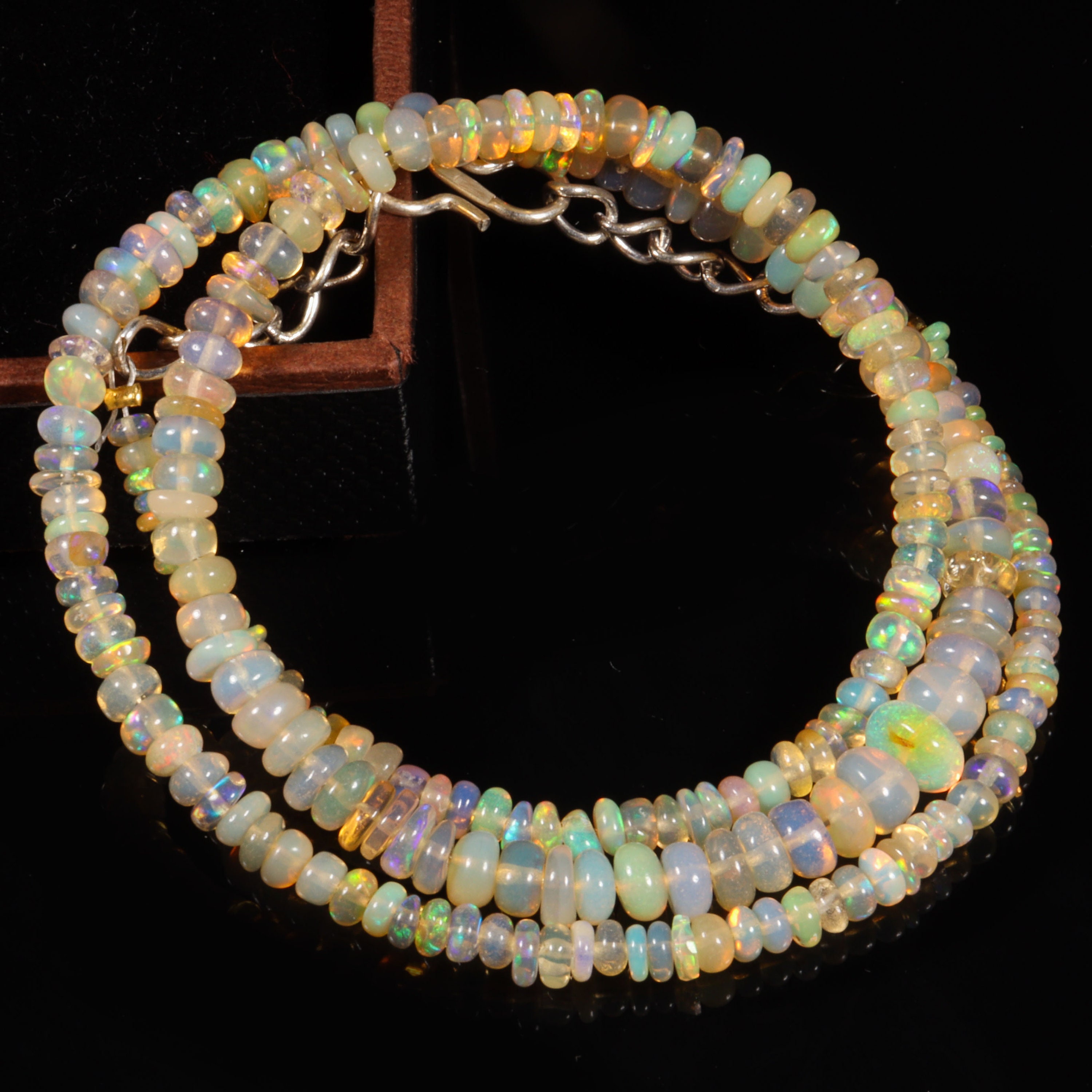 Camellia - Australian Black Opal Earrings In 18K White Gold - Foto 6