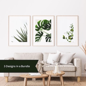 Könnte beinhalten: Drei gerahmte Drucke mit verschiedenen grünen Blattdesigns. Die Drucke hängen an einer weißen Wand über einem hellbeigen Sofa. Der Text "3 Designs in a Bundle" ist am unteren Rand des Bildes sichtbar.