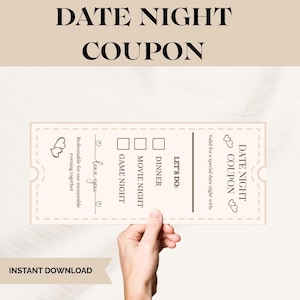 Könnte beinhalten: Ein beigefarbener Gutschein für einen romantischen Abend mit dem Text "DATE NIGHT COUPON" oben. Der Gutschein enthält Optionen für Abendessen, Filmabend und Spieleabend. Die Worte "love you" sind handschriftlich.