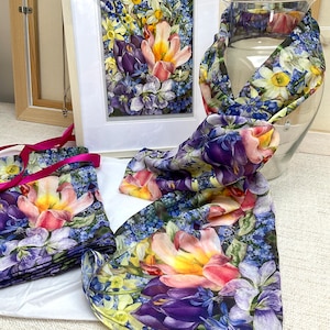 Schal mit Blumen, Muttertagsgeschenk, Aquarellblumen, Musselinschal, weicher Schal, Frühlingsschal, Blumen von Mary Swift, schöner Schal