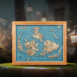 Può includere: Una mappa in legno incorniciata di Gaia, con intricati dettagli tagliati al laser di masse terrestri e oceani. La mappa è su uno sfondo blu, con etichette di testo per mari e oceani. La cornice è in legno chiaro.