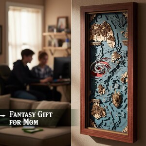 Pode incluir: Uma obra de arte emoldurada com um design de mapa em camadas, com um fundo azul e ilhas de madeira. A obra de arte inclui um mostrador de relógio e um escudo decorativo. A moldura é marrom escuro. O texto "Fantasy Gift For Mom" é visível.