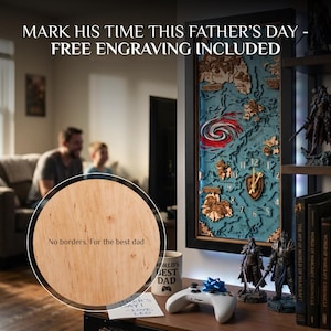 Könnte beinhalten: Eine Holz-Wanduhr in Form einer Karte mit schwarzem Rahmen und blau-braunem Design. Die Uhr hat ein schildförmiges Pendel und den Text "MARK HIS TIME THIS FATHER'S DAY - FREE ENGRAVING INCLUDED". Eine Tasse mit "WORLD'S BEST DAD" ist ebenfalls sichtbar.