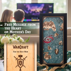 Pode incluir: Um mapa de madeira emoldurado de um mundo de fantasia com um mostrador de relógio, apresentando um design em espiral vermelho e branco. Uma placa de madeira com o texto "WARCRAFT FOR THE BEST MOM" e um brasão com espadas cruzadas também é visível.