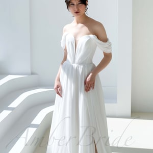 Robe de mariée fluide, Robe de mariée minimaliste, Robe de mariée avec épaules dénudées, Robe de mariée romantique, Robe de mariée simple