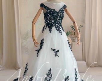 Vestido de novia pagano de estilo brujo con apliques de encaje negro y cola larga de tul en línea A.