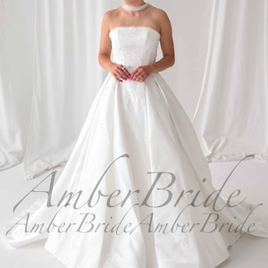 Strapless Satin Ball Gown Wedding Dress Beaded Courthouse Wedding Gown Modern Princess Bridal Dress Simple Long Train Dress Wedding Corset