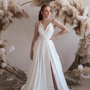 Robe de mariée trapèze en satin, Robe de mariée à fines bretelles, Robe de mariée élégante, Robe de mariée simple, Robe de mariée trapèze à col en V