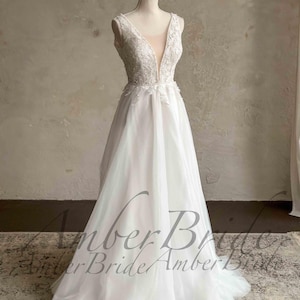 Robe de mariée bohème florale col en V profond Une ligne robe de mariée Robe de mariée bohème en tulle avec des fleurs Robe rustique dos nu Mariage hippie
