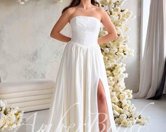 Strapless trouwjurk van chiffon met geplooide lijfje, baskische taille en split aan de zijkant.