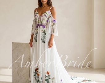 Kleurrijke trouwjurk met bloemenprint, off-shoulder A-lijn model van chiffon in boho-stijl met geborduurde bloemen.