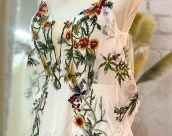 カラフルな花柄のウェディングドレス、ワイルドフラワーの刺繍