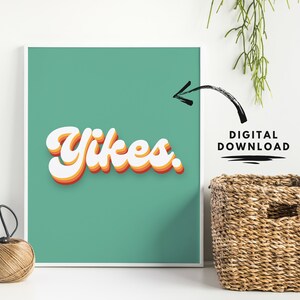 レトロなタイポグラフィのポスター、Yikes、デジタルダウンロードプリント、レトロなフォント、70年代風の装飾、寝室の壁アート、ホームオフィスの印刷物、Z世代の装飾
