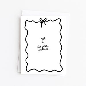 Könnte beinhalten: Ein Set aus drei Keramikbechern mit gesprenkelter, matter Oberfläche. Die Becher sind in Creme-, Hellgrau- und Dunkelgrautönen gehalten. Jede Tasse hat ein schlichtes, minimalistisches Design, ideal für Kaffee oder Tee.