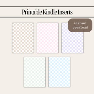 Könnte beinhalten: Druckbare Kindle-Einsätze in Pastellfarben, darunter Beige, Rosa, Lavendel, Grün und Blau, jeweils mit einem karierten Muster. Der Satz "sofortiger Download" wird auf einem braunen, abgerundeten Rechteck angezeigt.