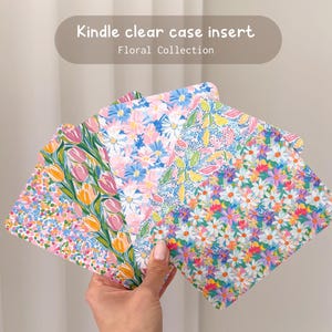 Könnte beinhalten: Mehrere Kindle-Schutzhüllen-Einsätze aus der Floral Collection werden gezeigt. Sie weisen farbenfrohe Blumenmuster auf, darunter Tulpen, Gänseblümchen und andere Blumen in Rosa, Blau, Gelb und Grün.