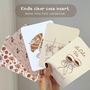 Könnte beinhalten: Satz von fünf druckbaren Karten mit Herbstmotiven und Text. Die Karten zeigen ein Kürbis-Muster, ein mit einem Band verziertes Geschenk, einen Kerzenhalter und zwei Kaffeetassen mit dem Text "La Dolce Vita".