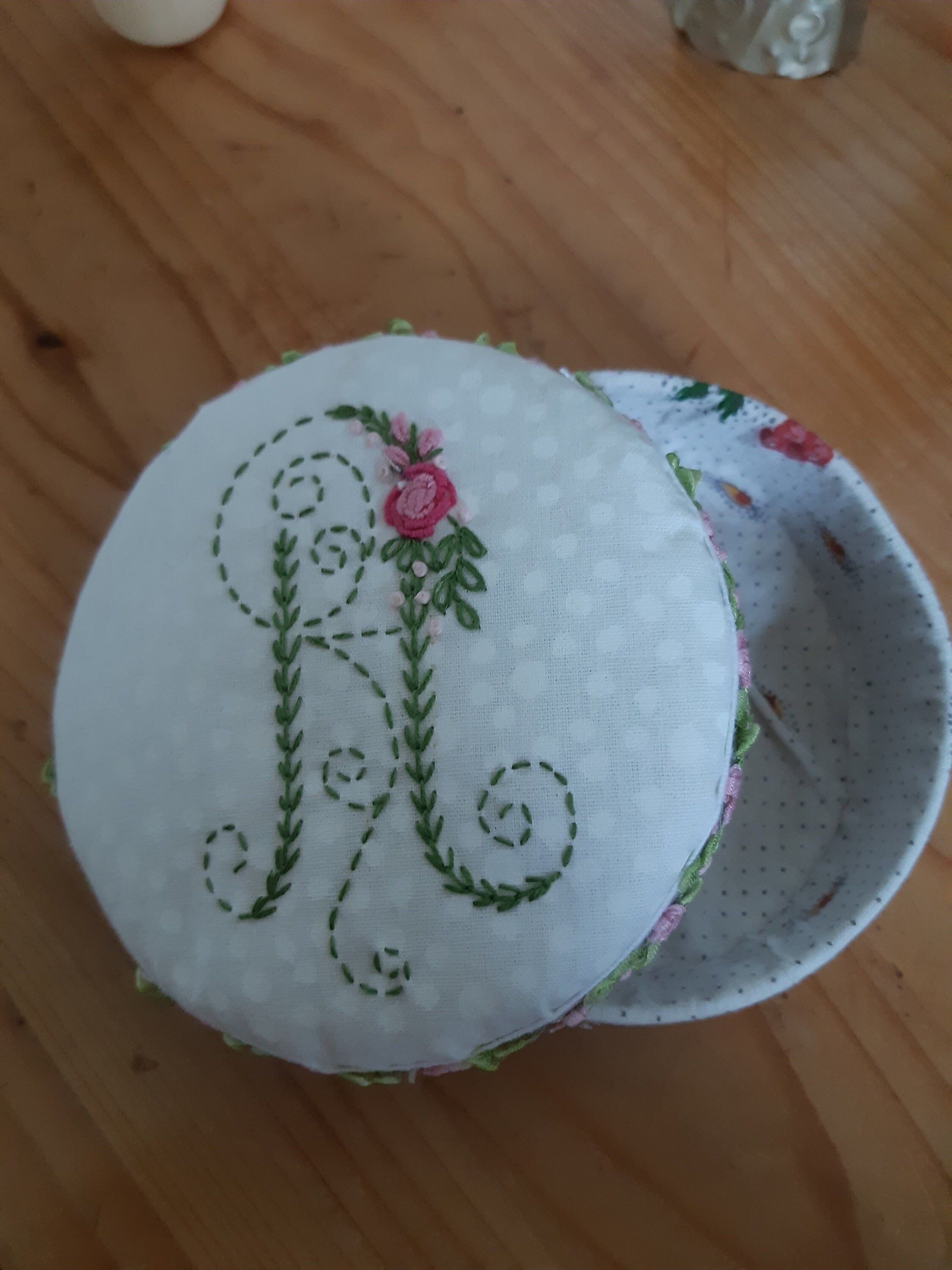 Petite Boite Ronde Brodée et Personnalisée