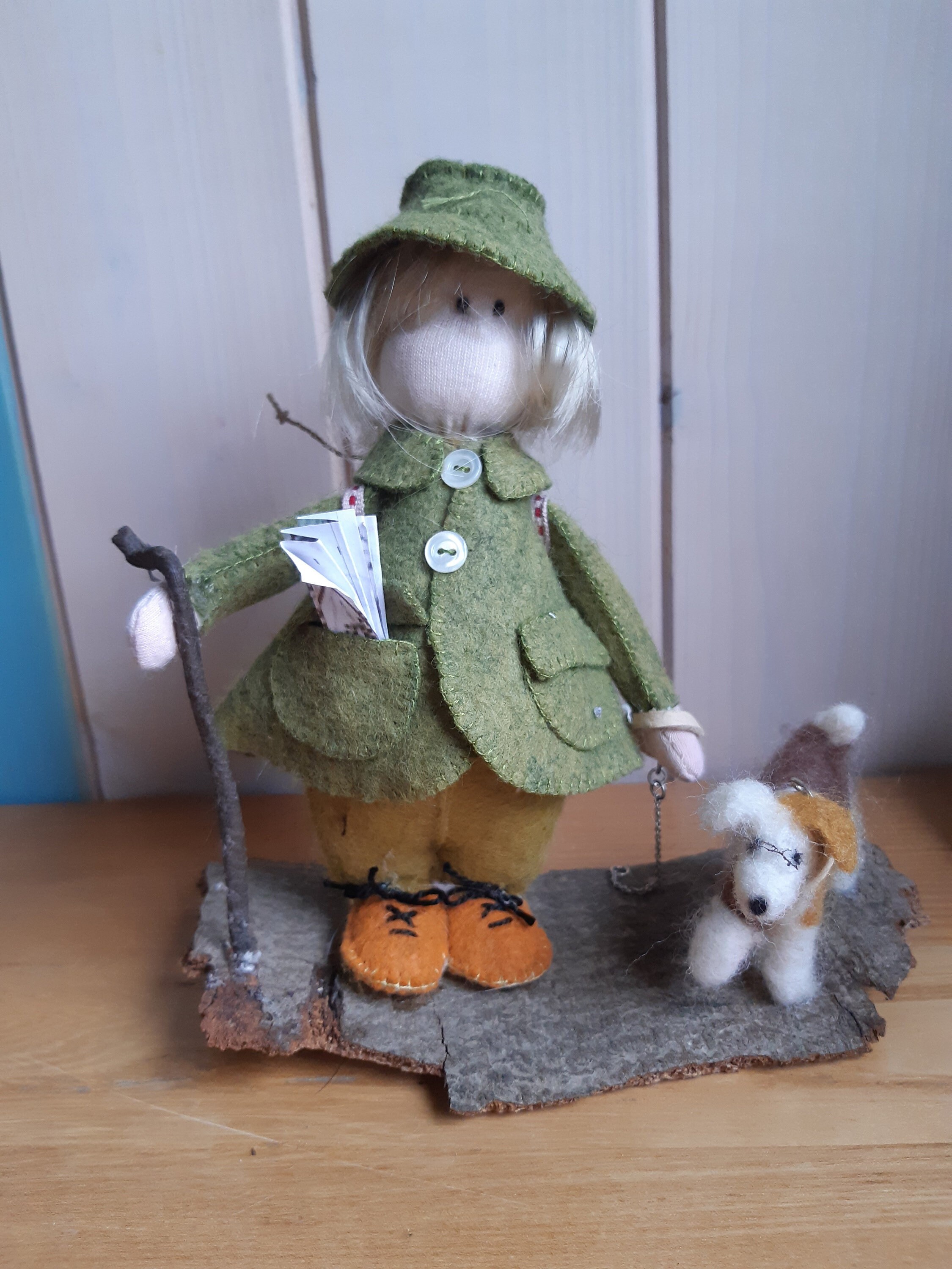 Décoration en Feutrine Le Randonneur et Son Chien