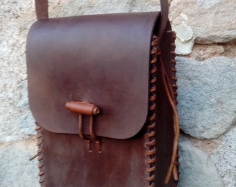 brązowa skórzana torba na ramię