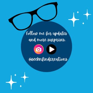 Op de afbeelding: Een blauwe achtergrond met een zwart montuur bril in de linkerbovenhoek. Een donkerblauwe cirkel in het midden bevat de tekst "Follow me for updates and more surprises." Daaronder twee pictogrammen en de tekst "@seeknfindcreations."