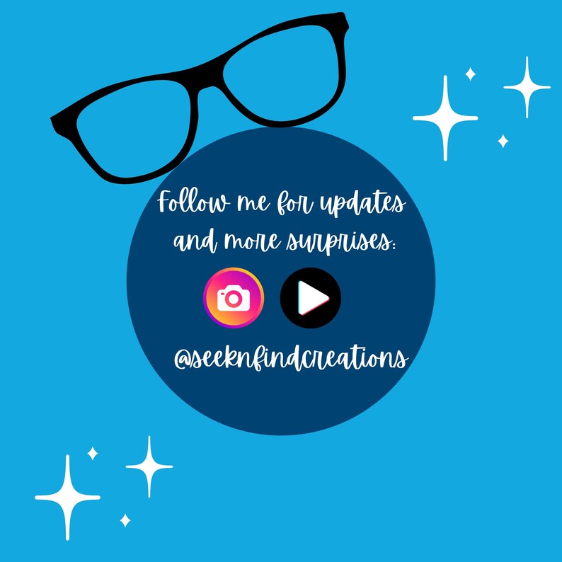 Op de afbeelding: Een blauwe achtergrond met een zwart montuur bril in de linkerbovenhoek. Een donkerblauwe cirkel in het midden bevat de tekst "Follow me for updates and more surprises." Daaronder twee pictogrammen en de tekst "@seeknfindcreations."