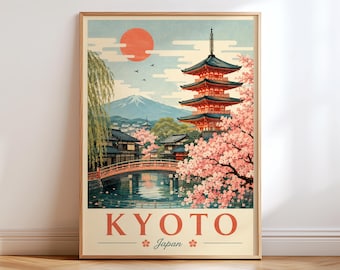 Könnte beinhalten: Ein gerahmter Wandkunstdruck mit einer Landschaft von Kyoto, Japan. Die Illustration zeigt eine rote Pagode, eine Holzbrücke über einen Fluss, Kirschblütenbäume und einen Berg unter einer großen roten Sonne. Der Text KYOTO Japan ist unten aufgedruckt.