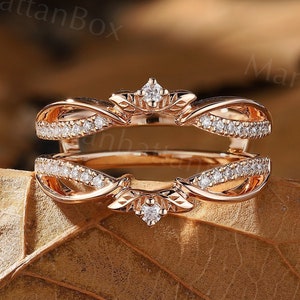 Realzador de anillo inspirado en la naturaleza - Protector de anillo con forma de hoja curva - Funda para anillo de moissanita de ManhattanBox