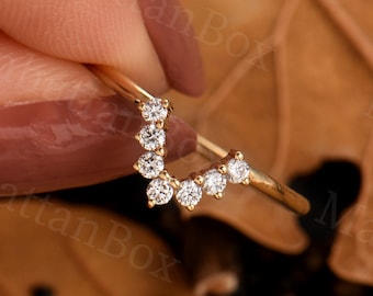 Alianza de boda curva - Anillo apilable con diseño de espiga - Anillo a juego con diamantes de ManhattanBox
