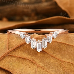 Anillo de diamantes talla baguette - Anillo apilable con diseño de espiga - Anillo curvo delicado de ManhattanBox