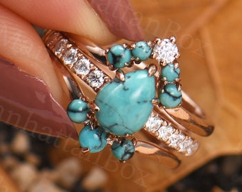 Anillo de compromiso vintage con turquesa natural - Anillo de moissanita y diamante en oro rosa con forma de pera - Alianza curva de ManhattanBox