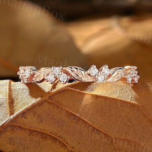 Fede nuziale con moissanite a forma di foglia - Anello ispirato alla natura - Anello impilabile coordinato di ManhattanBox