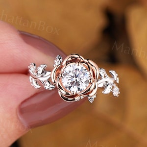 Bague de fiançailles ronde fleurie en moissanite, conception de branche solitaire vintage, bague de mariée deux tons, bague de mariage d'anniversaire torsadée en feuille unique