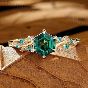 Anillo de compromiso con hoja de esmeralda de corte hexagonal - Anillo de boda de oro amarillo inspirado en la naturaleza - Anillo de promesa nupcial vintage con diseño de racimo de ManhattanBox