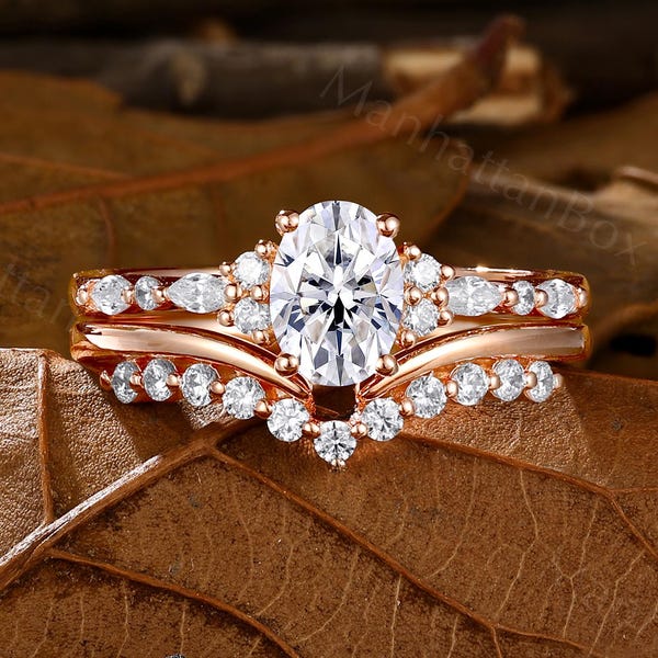 Oval Lab Diamant Verlobungsring Set - Klassischer zweiteiliger Brautring aus Moissanit - V-Form Ehering von Manhattan Box