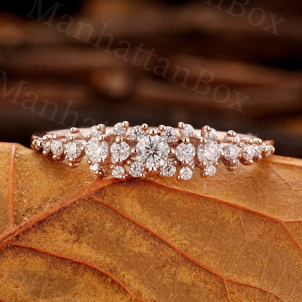 Anillo con racimo de diamantes - Alianza de boda a juego - Elegante anillo de media eternidad de ManhattanBox