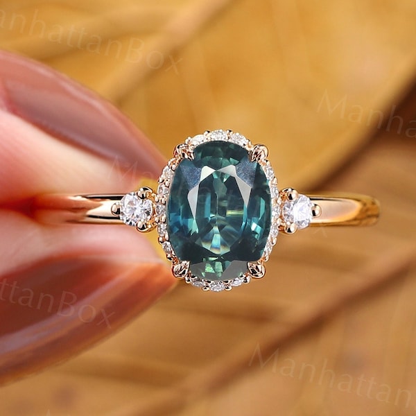 Türkiser Saphir Oval Verlobungsring - Pfauensaphir Gelbgold Vielversprechender Ring - Runder Moissanit Halo Ring von ManhattanBox