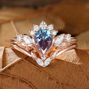 Nature inspired Pear alexandrite engagement ring Rose gold Vintage leaf design bridal set Cluster moissanite diamond anniversaryring